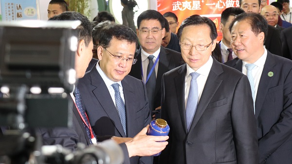 農業農村部部長韓長賦（右）、浙江省省長袁家軍（左）巡館現場