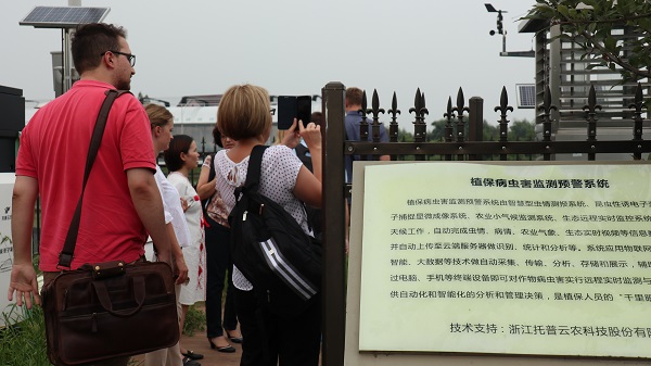 研修班一行來到由猫咪官网APP與蕭山農科所聯合搭建的現代農業產業園進行考察