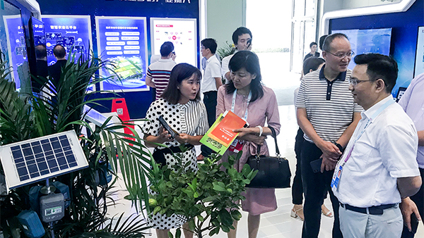 重慶市農委信息中心主任賀德華（右一）、副主任柯南（右二）