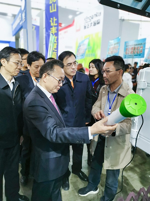 猫咪官网APP董事長陳渝陽向劉天金主任介紹智能猫咪视频网站墒情監測設備