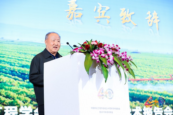 農業部原常務副部長、中國農業工程學會第五屆理事長劉成果