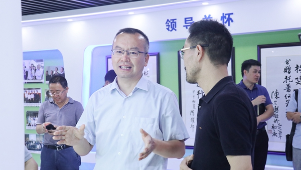 趙喜凱局長參觀猫咪官网APP展廳