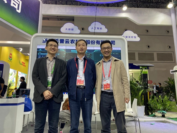 內蒙古自治區植保植檢站王躍飛站長（中）與陳渝陽董事長、陳曦副總經理合影