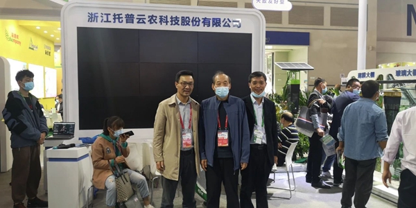 河北省植保植檢總站張秋生站長（中）蒞臨猫咪官网APP展位