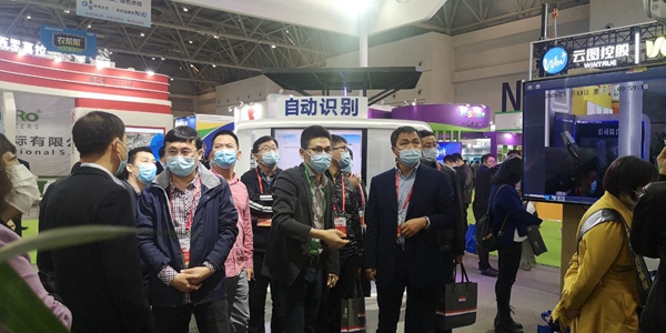 遼寧省綠色農業技術中心宋國柱主任、孟威副主任、張萬民科長蒞臨猫咪官网APP展位