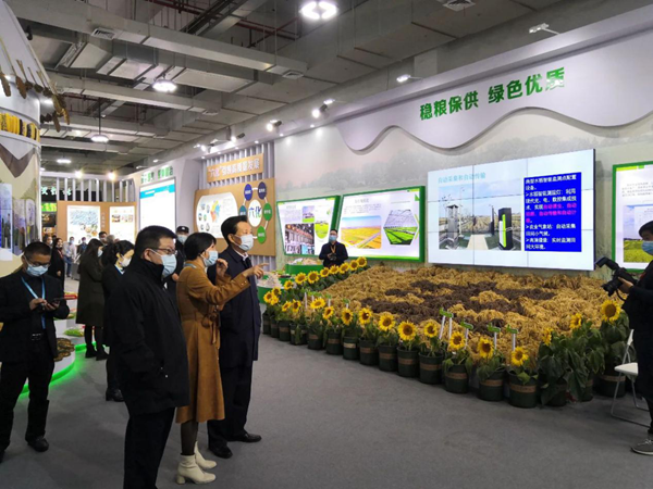 第十三屆全國人民代表大會華僑委員會委員王輝忠、浙江省農業農村廳廳長王通林等領導一行聽取“生產科技化”建設情況
