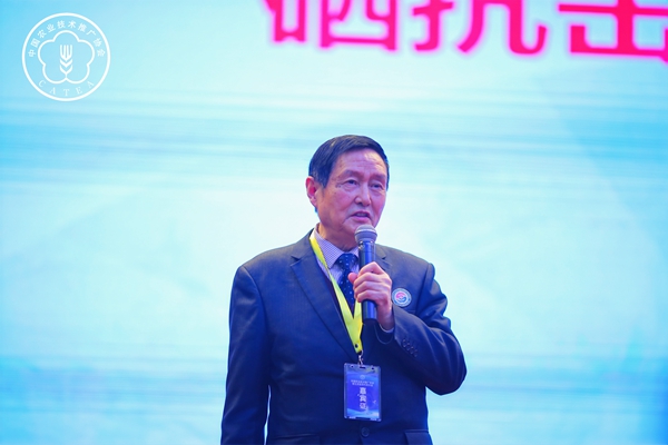 西安交通大學公共醫學院教授、國家衛健委國家地方病重點實驗室主任王治倫作“硒與人體健康”的報告