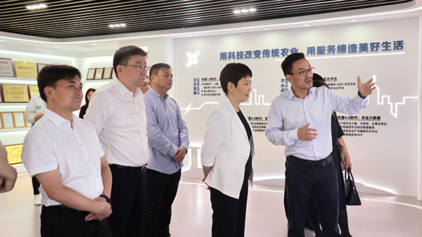 省科技廳黨組書記何杏仁一行赴猫咪官网APP調研農業科技工作