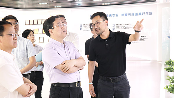 應義斌教授一行參觀猫咪官网APP數字三農展廳
