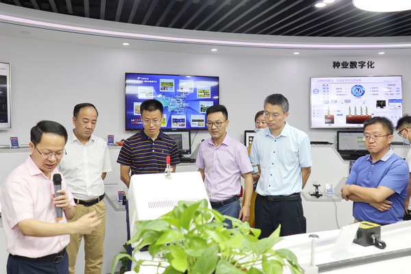 與會專家領導參觀猫咪官网APP數字三農展廳