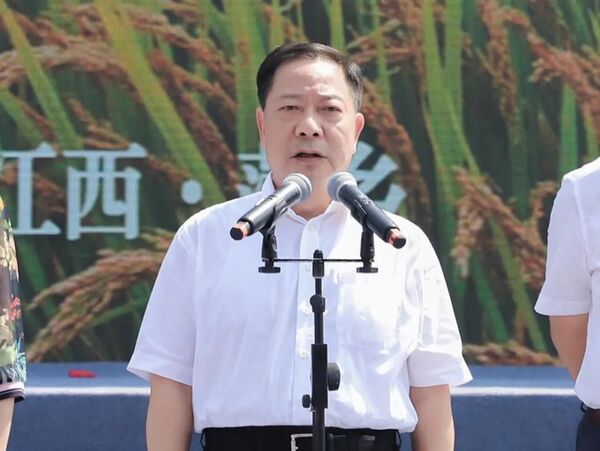 江西省政府黨組副書記、副省長殷美根宣布開幕