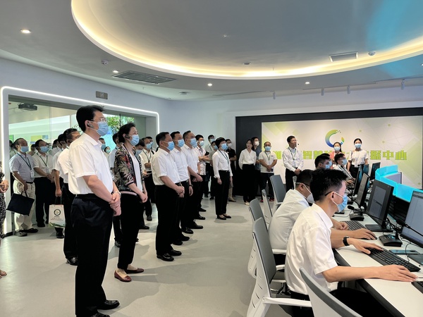 與會專家領導參觀猫咪官网APP支撐構建的智慧種業服務平台