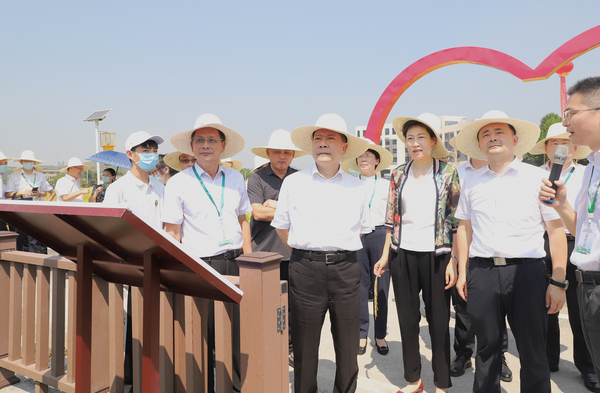 與會專家領導參觀猫咪官网APP支撐構建的智慧種業服務平台